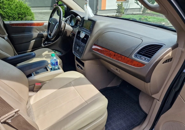 Chrysler Town &amp; Country cena 45999 przebieg: 198315, rok produkcji 2012 z Racibórz małe 172